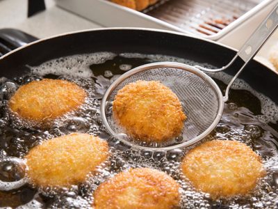 No más quemaduras en la cocina, el truco definitivo de las abuelas para evitar que salpique el aceite al freír