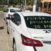 Taxistas amenazan con quemar unidades de Uber, Didi y Globy en Acapulco
