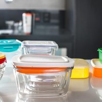 Truco para limpiar los recipientes herméticos y dejarlos impecables con un papel de cocina