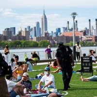 “Estacionamiento humano”: la idea que implementaron en Nueva York para marcar la distancia social