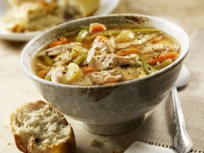 Sopa de pollo: la receta fácil, rendidora y que abriga en los días de otoño