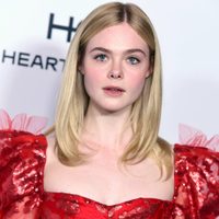 Los curiosos outfits de Elle Fanning recrean un viaje al pasado con estos vestidos. ¡Imperdible!