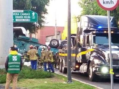 Tráiler cargado de cebollas cae 25 metros del puente vehicular en Calzada Ignacio Zaragoza