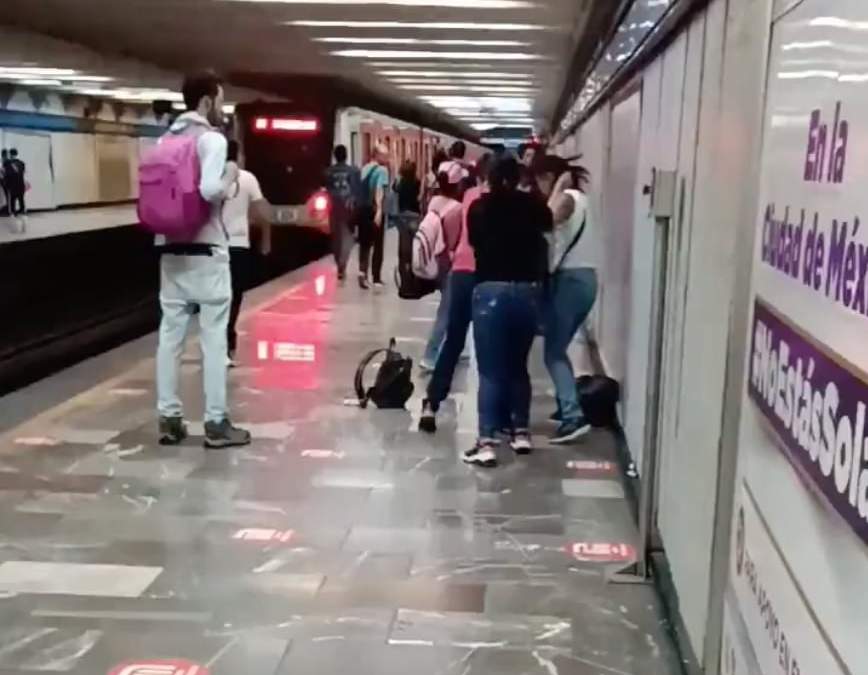 El momento del pleito en el interior de la estación