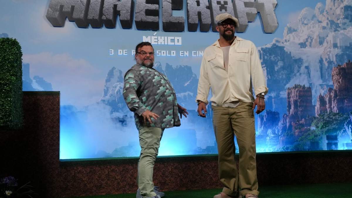 Jack Black, izquierda, y Jason Momoa posan durante una sesión de fotos para la promoción de la película A Minecraft Movie en la Ciudad de México, el viernes 21 de marzo de 2025