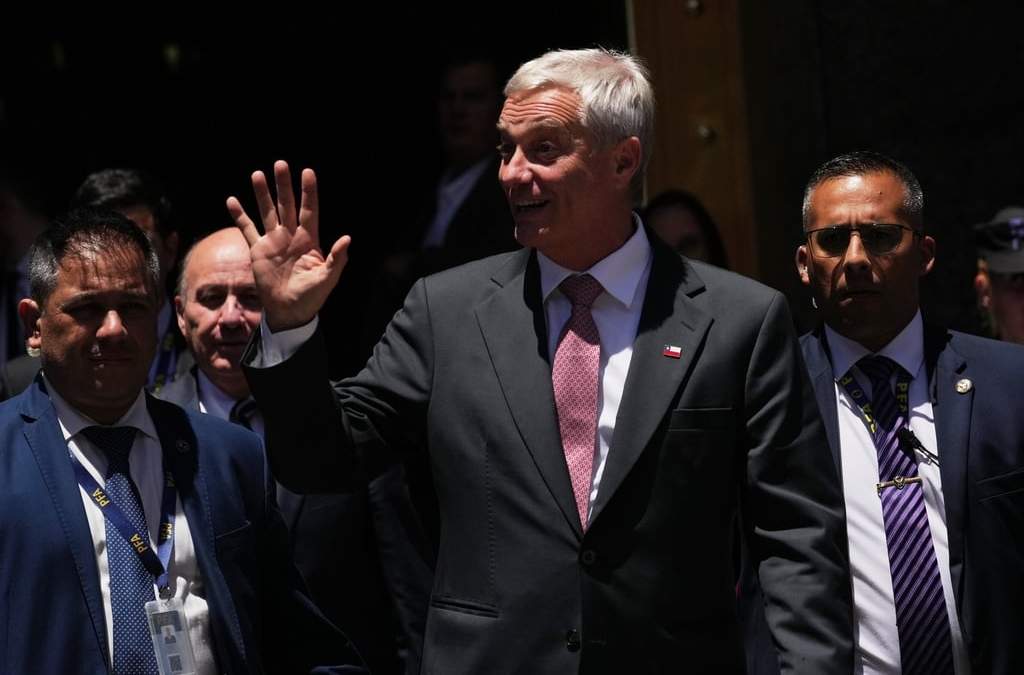 El presidente electo de Chile José Antonio Kast saluda mientras sale de las dependencias del ministerio de Economía durante su visita a Buenos Aires, Argentina, el martes 16 de diciembre de 2025