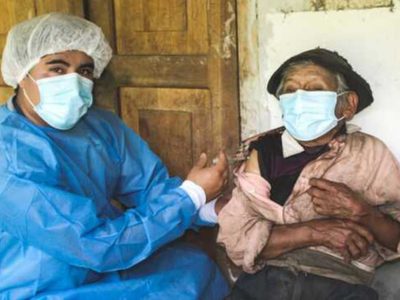 El hombre más longevo de Perú recibe la primera dosis de la vacuna contra el coronavirus