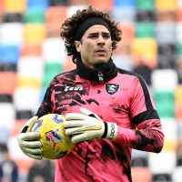 Memo Ochoa acumula su tercer descenso con clubes europeos