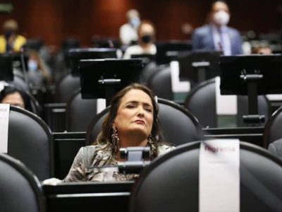 Captan a Patricia Armendáriz con los ojos cerrados en su curul y se enciende polémica