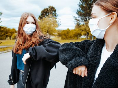 Infectólogos piden "emitir mensajes claros" sobre el coronavirus a la población joven