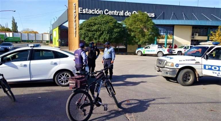 Intensos controles en la terminal de Cipolletti. Fuente: (Facebook)