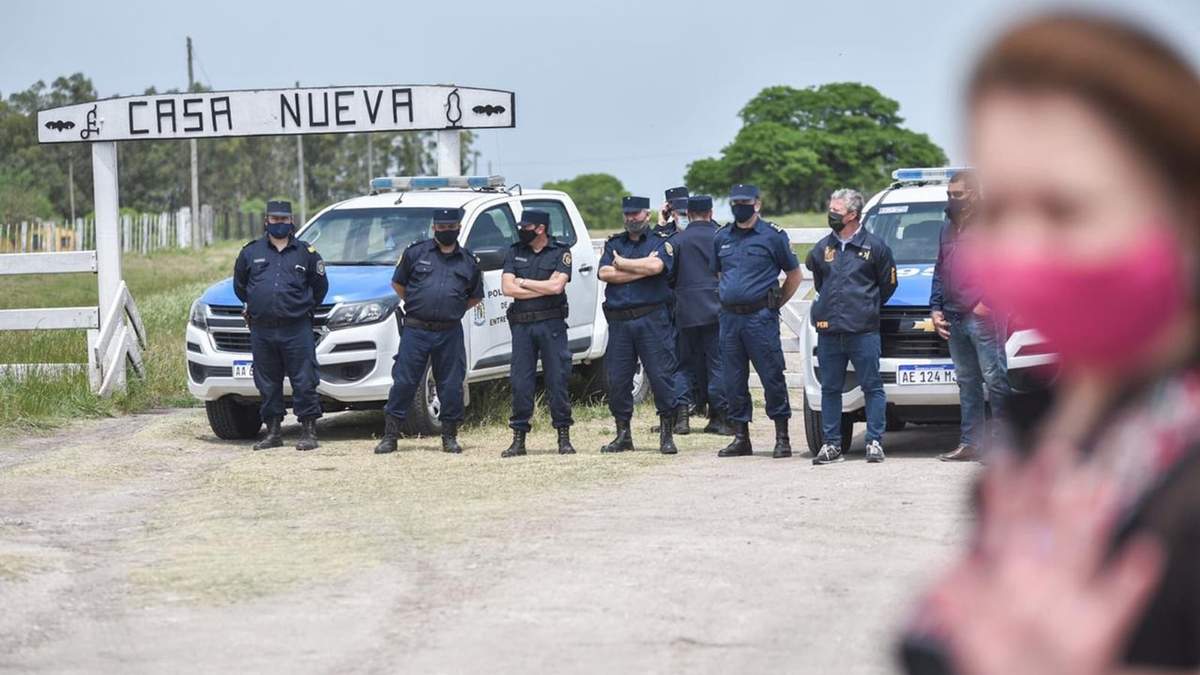 La policía custodia el campo ocupado en Santa Elena. Fuente: (Twitter)