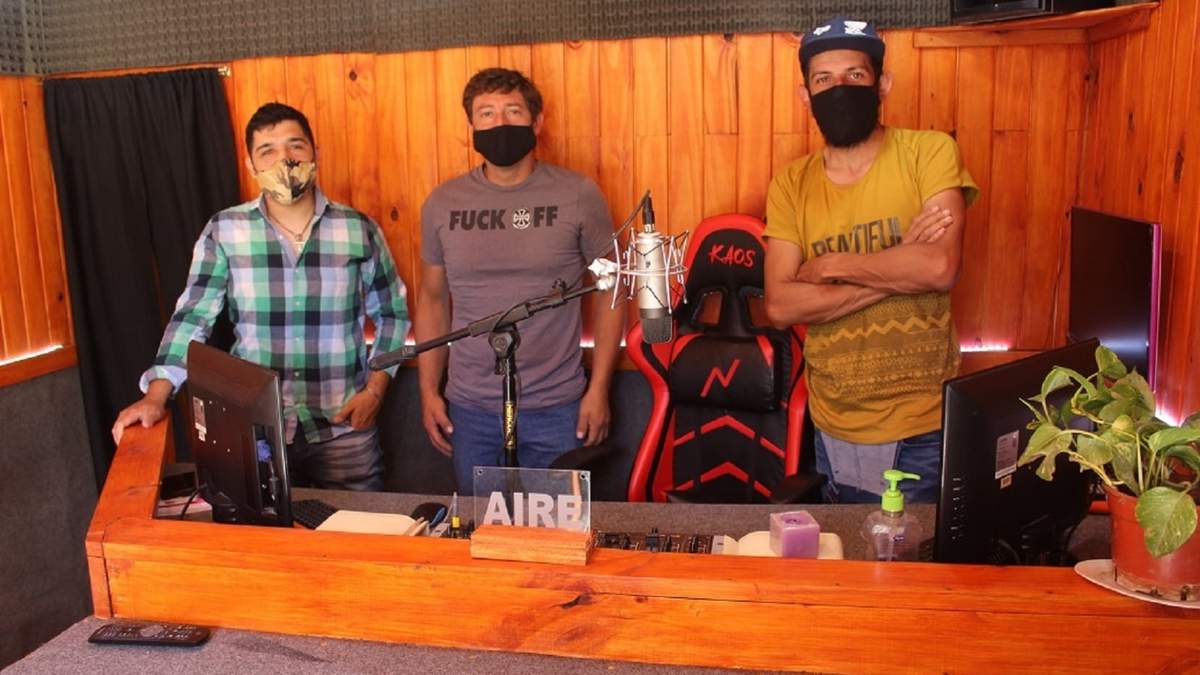 Los tres titulares de la flamante emisora en Zapala. Fuente: (Daniel signorile)