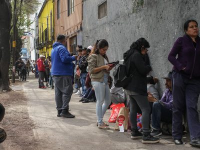 Largas filas en módulos del INE para tramitar la credencial. ¿A qué hora vence el plazo? (Video)