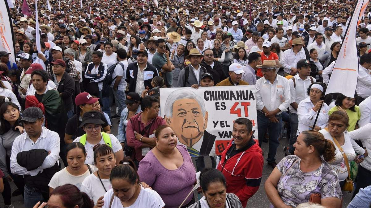 Simpatizantes de AMLO en el Zócalo capitalino