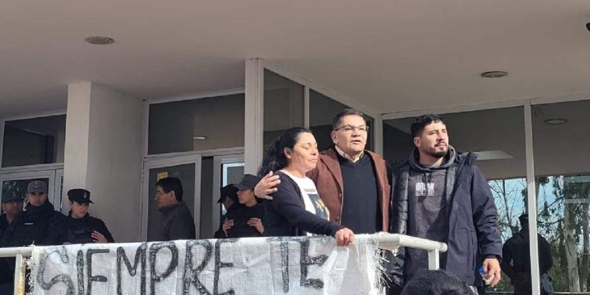 La familia de Luciano Hernandorena, satisfecha con la declaración de culpabilidad. Fuente (Cutral Co al Instante)
