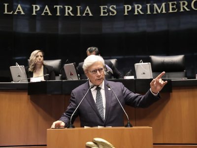 Bonilla regresa al Senado y acusa a la gobernadora de BC de pactar con el CJNG