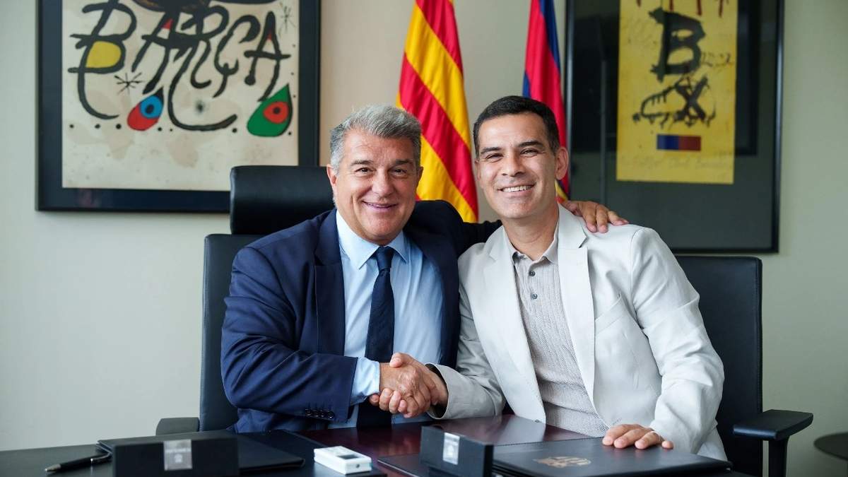 El presidente del FC Barcelona, Joan Laporta, y el entrenador del Barça Atlètic, Rafa Márquez