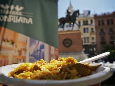 Fiesta de vendimia en España con maridaje de tapas y vinos locales