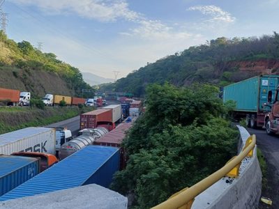 Cientos de transportistas quedan varados en acceso a Puerto de Manzanillo, uno sufrió un infarto