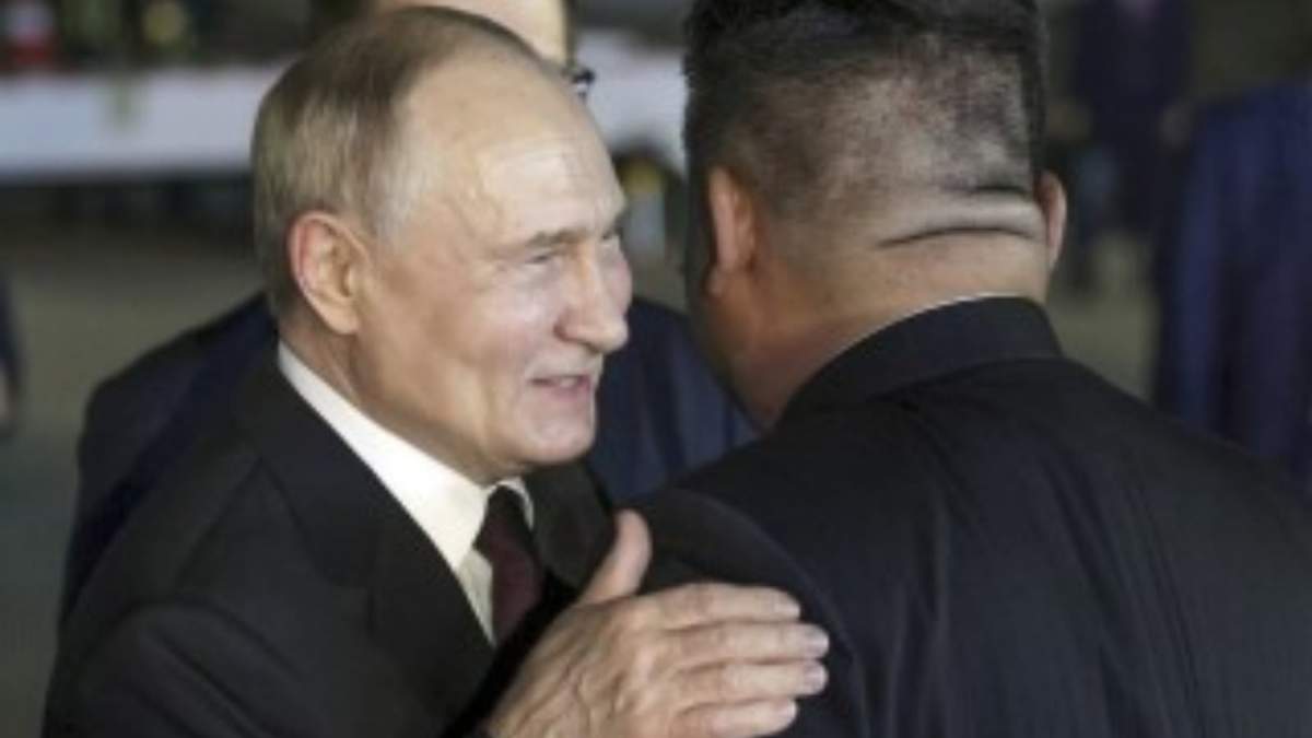 El presidente ruso, Vladímir Putin (izquierda), y el líder norcoreano, Kim Jong Un, se saludan durante su encuentro en el aeropuerto internacional de Pyongyang Sunan, en las afueras de Pyongyang, Corea del Norte