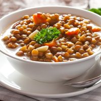 Guiso de lentejas vegetariano: una receta bien saludable y con muchas verduras para combatir el frío