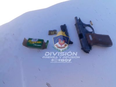 La Policía secuestró el arma de fuego de un joven que socorrió, tras sufrir un autovuelco