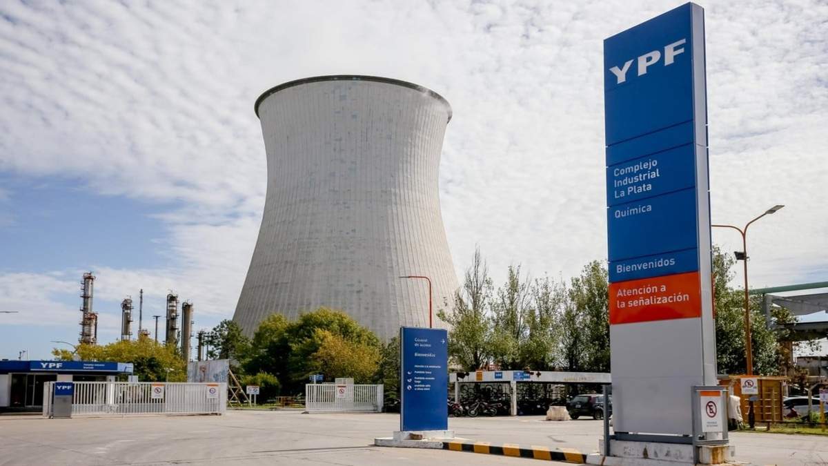 Las instalaciones de YPF en el Complejo Industrial. Fuente: (Twitter)
