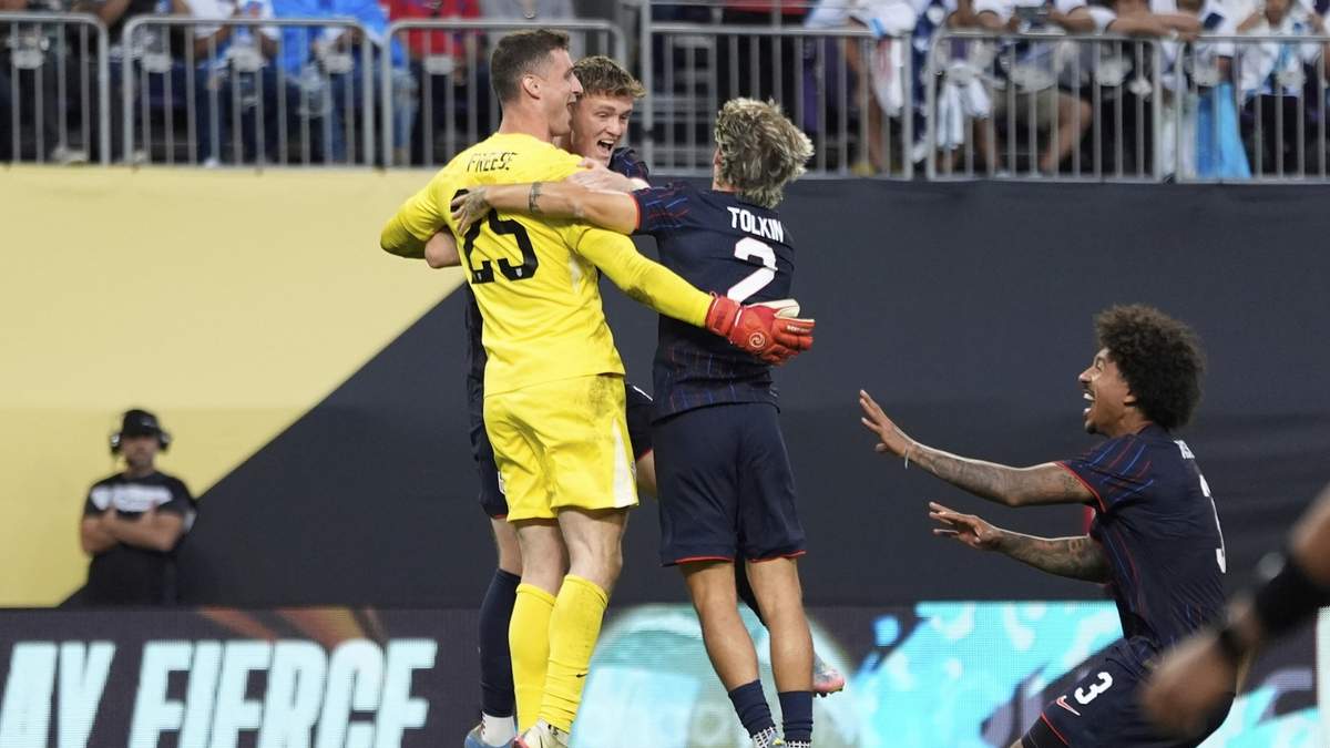 El portero Matthew Freese, de la selección de Estados Unidos, celebra con sus compañeros después de superar a Costa Rica en la tanda de penaltis