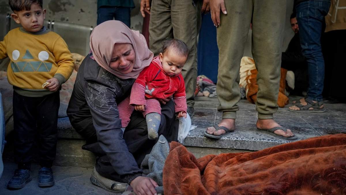 Una mujer llora mientras reconoce un cadáver en el hospital Al-Ahli tras los ataques aéreos israelíes nocturnos en la Franja de Gaza