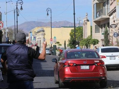 Morenistas despiden a Mario Delgado con huevazos y abucheos