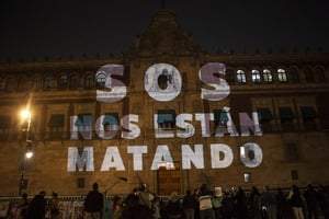 Madres, familiares y amigos de víctimas de feminicidio y de desaparición se manifiestan en Palacio Nacional. 28 de marzo de 2021