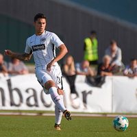 Salcedo debuta en goleada con el Eintracht Frankfurt