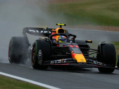 Verstappen partirá primero en Inglaterra; “Checo”, nuevamente con problemas