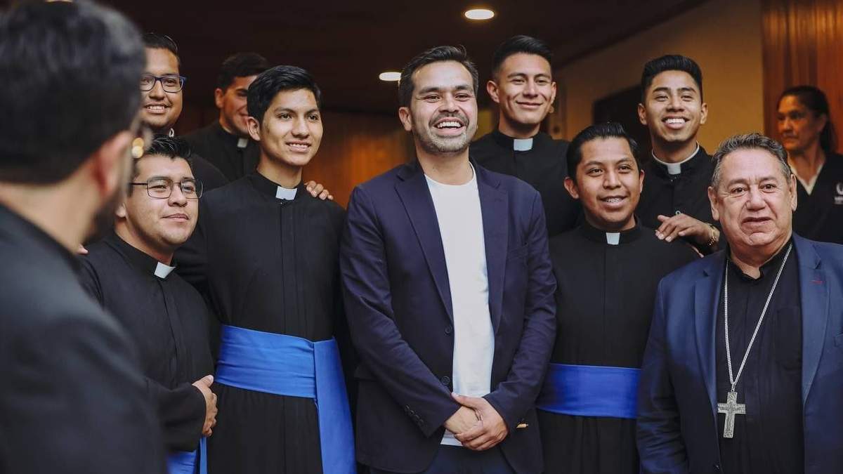 El candidato emecista se reunió con obispos de la CEM
