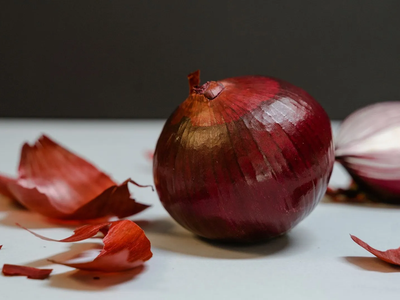 Antes de tirar los restos de cebolla, mirá estos increíbles usos que podés darle en tu cocina y el jardín