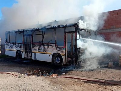 Un incendio destruyó un motorhome en Centenario y movilizó a dos dotaciones de bomberos