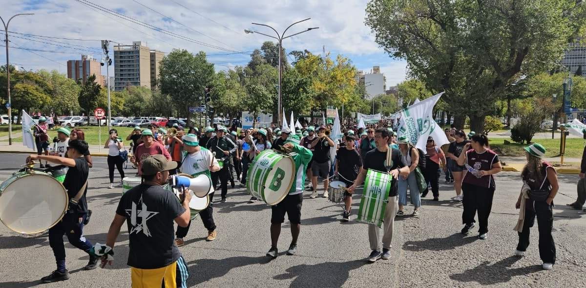 La marcha atravesó la Avenida Olascoaga. Fuente: (Javier Manzano)