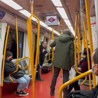 Viaja en Metro sin cubrebocas y desata discusión con los pasajeros en Madrid