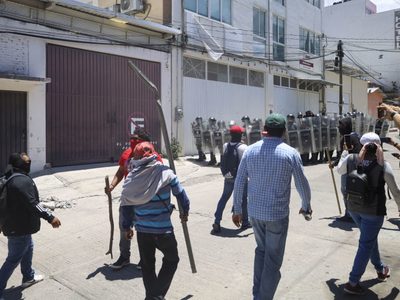 Se enfrentan maestros de CETEG y Guardia Nacional; amagan con irrumpir en bodega del INE (Video)