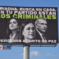 Cuelgan espectaculares y bloquean carreteras previo a la marcha de Morena contra Maru Campos