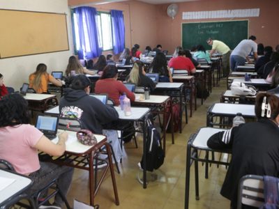 La escasez de graduados terciarios ya golpea al mercado laboral