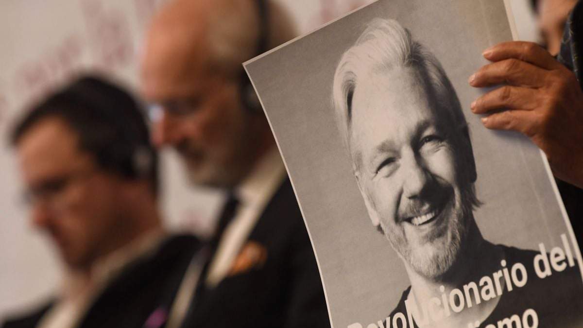 John y Gabriel Shipton, padre y hermano de Julian Assange, en un encuentro por la Libertad de Pensamiento, de Expresión y de Prensa en el Senado