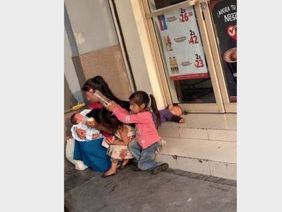 Una mujer dejó encargado a su bebé y ya no regresó