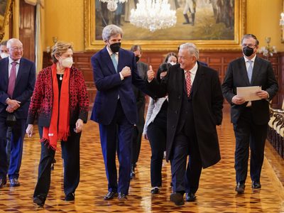 Hablamos con franqueza y respeto: AMLO tras reunión con John Kerry