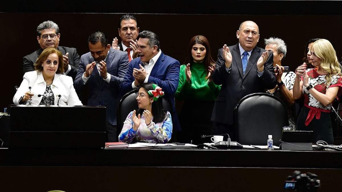 Yolanda de la Torre, Alejandro "Alito" Moreno y Rubén Moreira en la tribuna