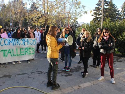 La comunidad educativa de la EPET 15 se manifestó frente a la Municipalidad de Zapala