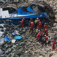 Se eleva a 53 la cifra de muertos por caída de autobús en un acantilado en Perú