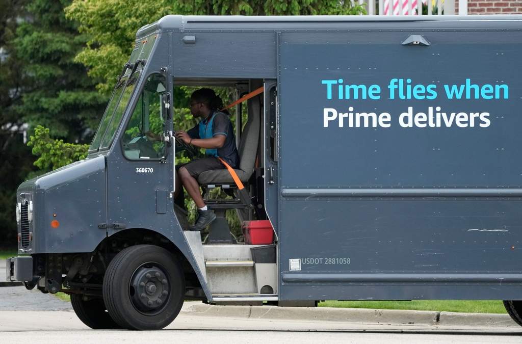ARCHIVO - Un camión de Amazon realiza entregas en Wheeling, Illinois, el 16 de mayo de 2024