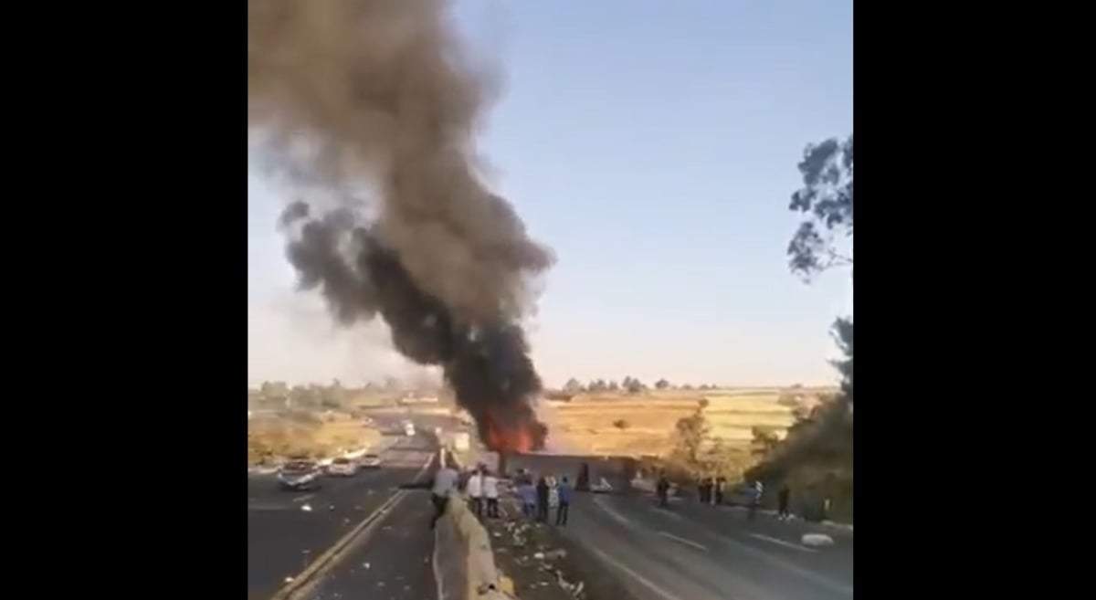 Uno de los vehículos se incendió tras el accidente